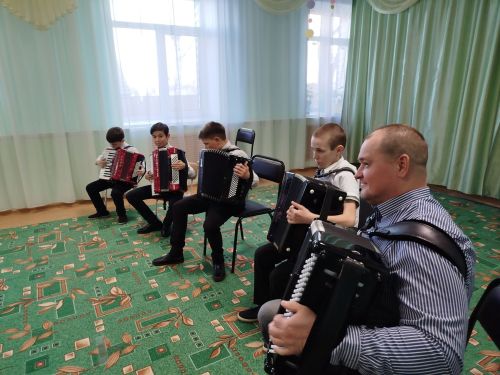 Учащиеся Детской школы искусств выступили перед дошколятами из «Радуги»