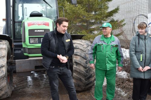 Руководство компании «Красный Восток Агро» передало Матюшинской школе трактор