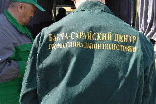 Руководство компании «Красный Восток Агро» передало Матюшинской школе трактор