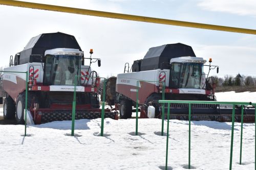 Руководство компании «Красный Восток Агро» передало Матюшинской школе трактор
