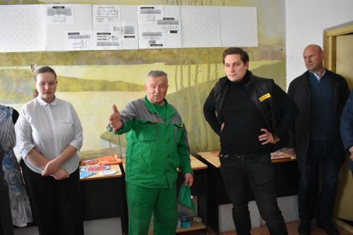 Руководство компании «Красный Восток Агро» передало Матюшинской школе трактор