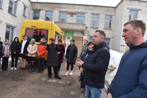 Руководство компании «Красный Восток Агро» передало Матюшинской школе трактор