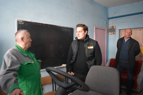 Руководство компании «Красный Восток Агро» передало Матюшинской школе трактор