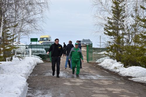 Руководство компании «Красный Восток Агро» передало Матюшинской школе трактор