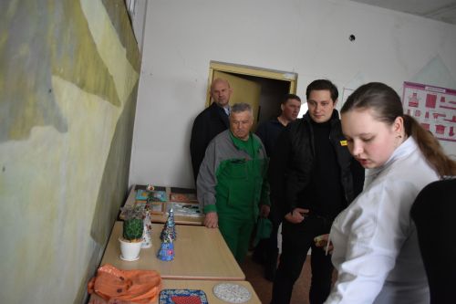 Руководство компании «Красный Восток Агро» передало Матюшинской школе трактор
