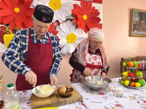 В Верхнеуслонском Доме-интернате к Международному дню семьи испекли праздничный пирог