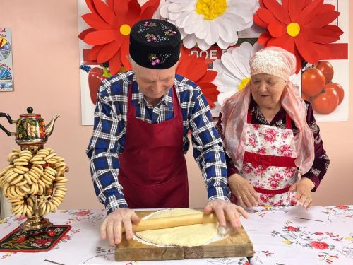 В Верхнеуслонском Доме-интернате к Международному дню семьи испекли праздничный пирог