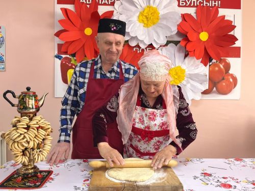 В Верхнеуслонском Доме-интернате к Международному дню семьи испекли праздничный пирог