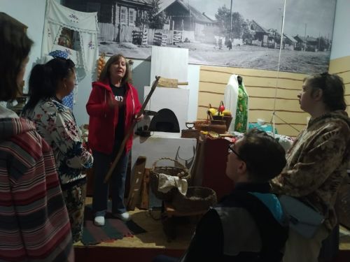 Участники клуба «Разноцветный мир» познакомились с предметами быта русской избы