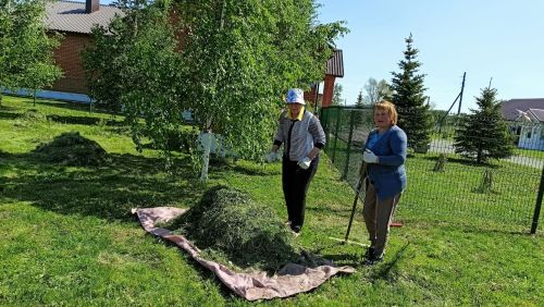 В Кильдееве трудовой десант навел порядок в парковой зоне сельского Дома культуры