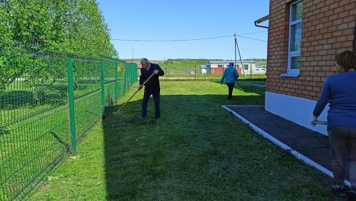 В Кильдееве трудовой десант навел порядок в парковой зоне сельского Дома культуры