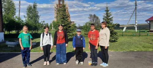 В Кильдееве дети с удовольствием рисуют на асфальте