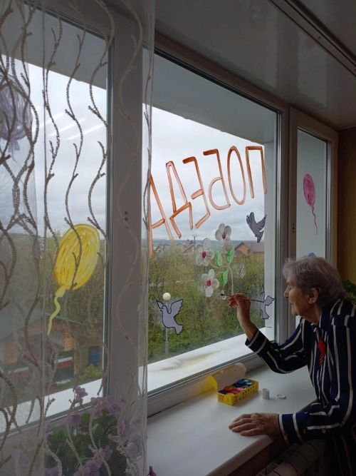 “Җиңү тәрәзәләре” бөтенроссия акциясенә Югары Ослан интернат-йорты хезмәткәрләре һәм яшәүчеләре дә кушылды