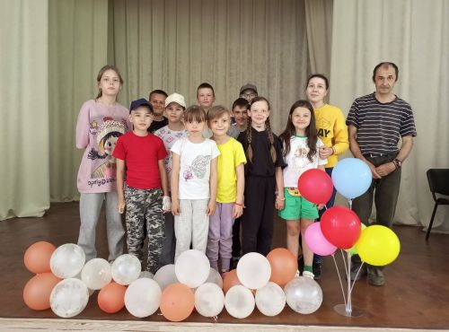 В Октябрьском детей зарядили летним настроением