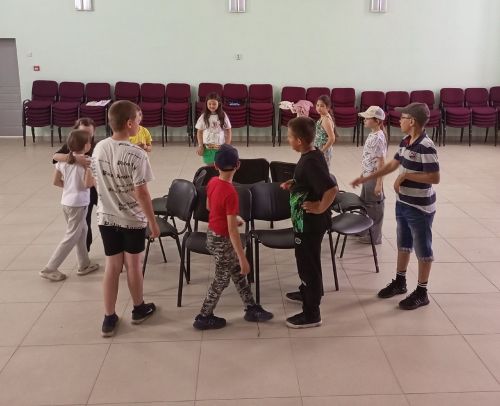 В Октябрьском детей зарядили летним настроением