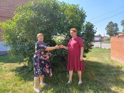 В Макулове мастерили семейные фоторамки и дарили прохожим ромашки