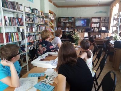 В Макулове мастерили семейные фоторамки и дарили прохожим ромашки