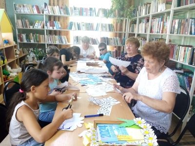 В Макулове мастерили семейные фоторамки и дарили прохожим ромашки