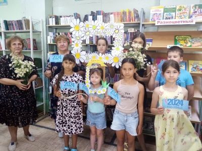 В Макулове мастерили семейные фоторамки и дарили прохожим ромашки