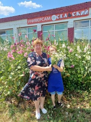 В Макулове мастерили семейные фоторамки и дарили прохожим ромашки