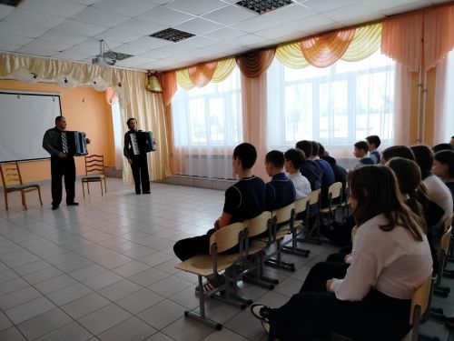 Педагоги Виктор и Ольга Киреевы выступили перед макуловскими школьниками