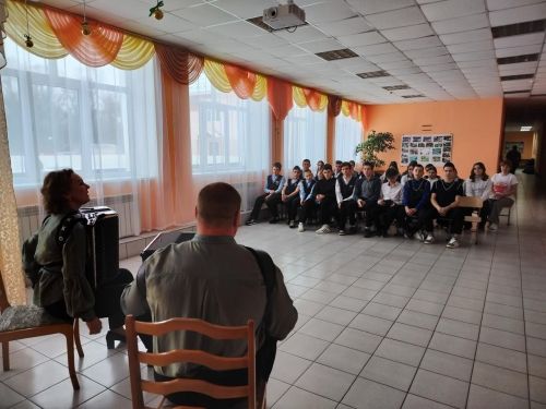 Педагоги Виктор и Ольга Киреевы выступили перед макуловскими школьниками