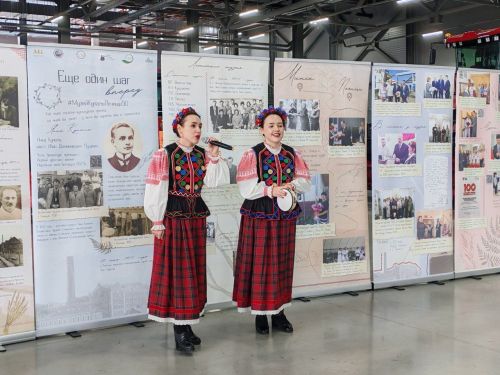 От конвейера - к цимбалам: музею Купалы подарили символ дружбы