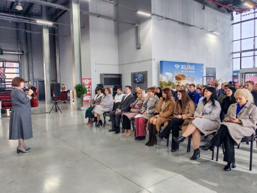 От конвейера - к цимбалам: музею Купалы подарили символ дружбы