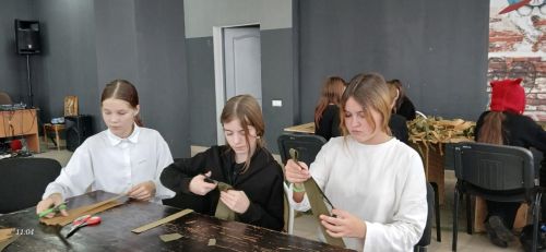 От школьного класса до передовой: ученики в работе