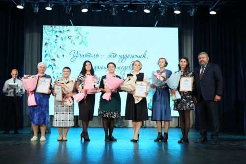 День учителя в Верхнем Услоне: награды и планы строительства школы