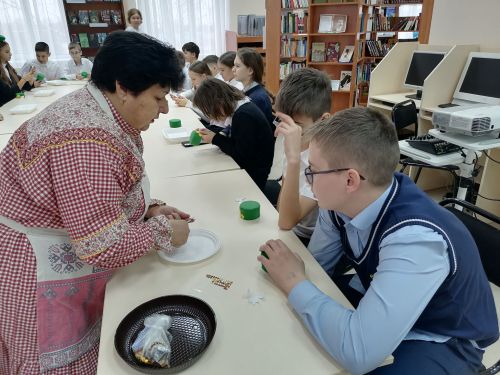 Школьники в Верхнем Услоне изучили народные костюмы по Пушкинской карте