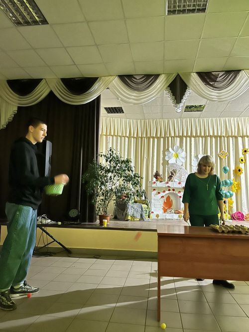 Осенний бал для молодежи прошел в Макуловском сельском Доме культуры