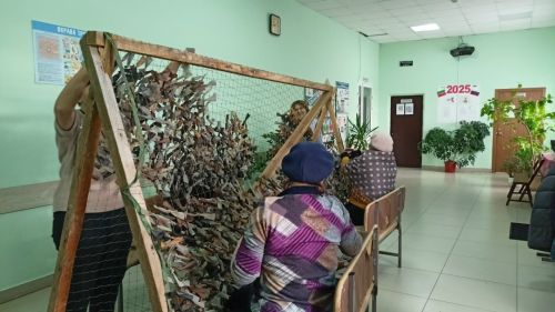 Жители Кильдеева собрали посылки и сплели сети для участников СВО