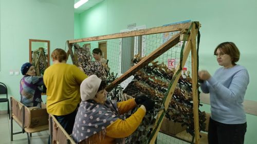 Жители Кильдеева собрали посылки и сплели сети для участников СВО