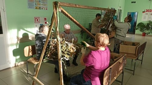 Жители Кильдеева собрали посылки и сплели сети для участников СВО