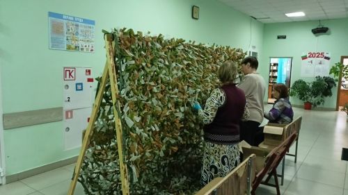Жители Кильдеева собрали посылки и сплели сети для участников СВО