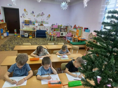 Балалар ылыслы агачлар белән таныштылар