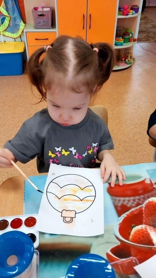 Балалар үз куллары белән Яңа елны бизәү әйберләре ясадылар
