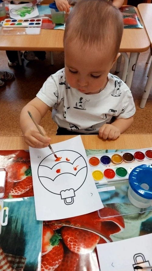 Балалар үз куллары белән Яңа елны бизәү әйберләре ясадылар