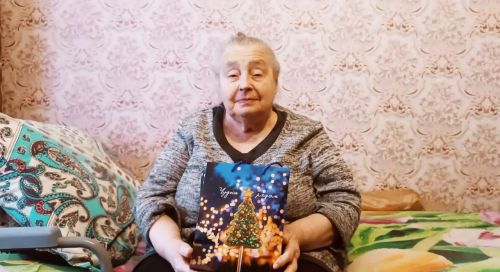 Соцработники принесли новогоднее настроение пожилым людям на дом