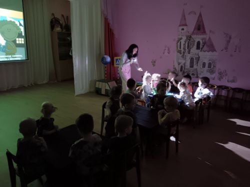 Верхнеуслонским дошкольникам показали, как фликеры спасают в темноте