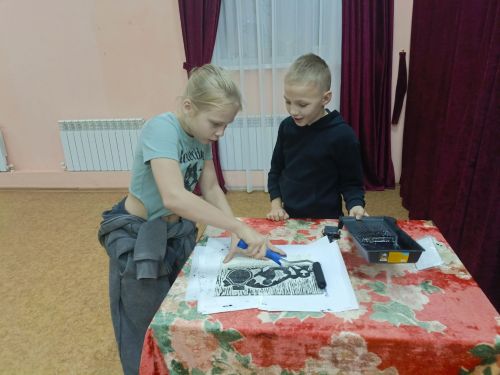 В Кильдеево прошел мастер-класс по линогравюре с изображением храма