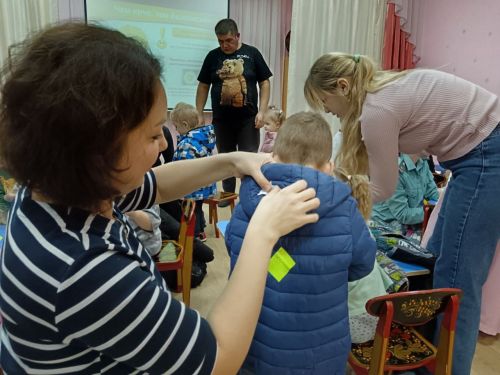 Верхнеуслонским дошкольникам показали, как фликеры спасают в темноте