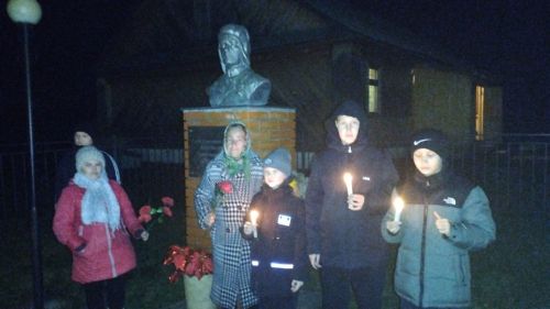 Урок мужества «Гордимся славою героев» прошёл у мемориала в Ямбулатове