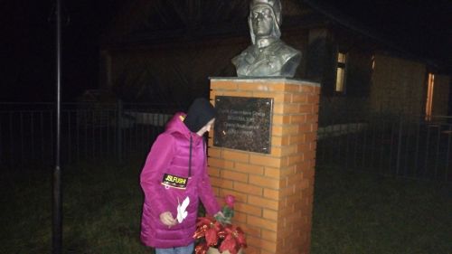 Урок мужества «Гордимся славою героев» прошёл у мемориала в Ямбулатове