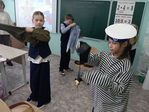 В Верхнем Услоне гимназистам провели патриотический час «Держава армией крепка»