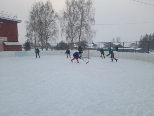 В Макулове продолжается хоккейный турнир