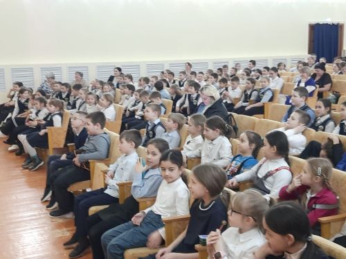 В Верхнем Услоне гимназистам показали спектакль по БДД