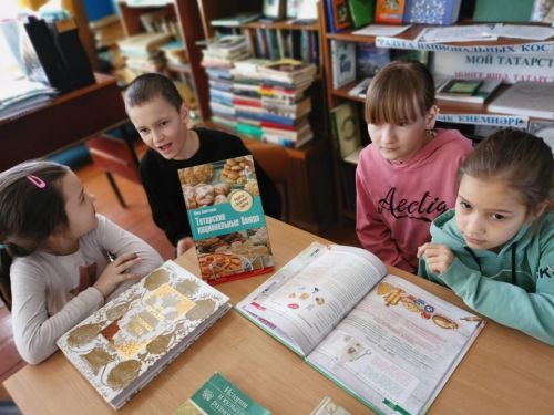 Кызыл Байракта кунакчыллыкка өйрәнделәр