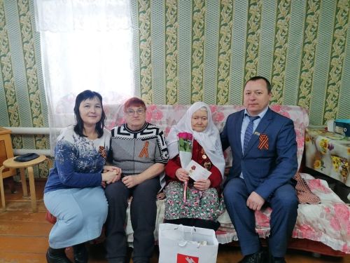 Октябрьский авыл җирлегендә тыл ветераннарына юбилей медальләре тапшырдылар